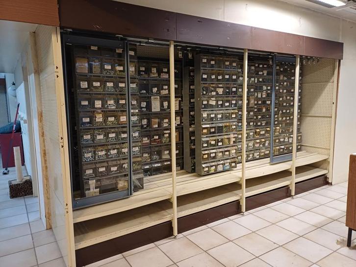 Glijdend hardware-display met inhoud, Zakelijke goederen, Kantoor en Winkelinrichting | Magazijn, Stelling en Opslag, Ophalen