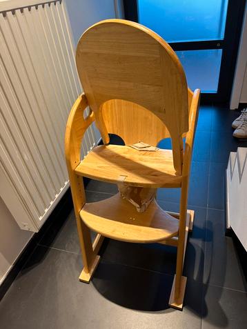 Houten kinderstoel beschikbaar voor biedingen