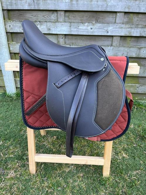 Bruin Norton Pro springzadel 17,5", Dieren en Toebehoren, Paarden en Pony's | Zadels, Zo goed als nieuw, Springen, Ophalen