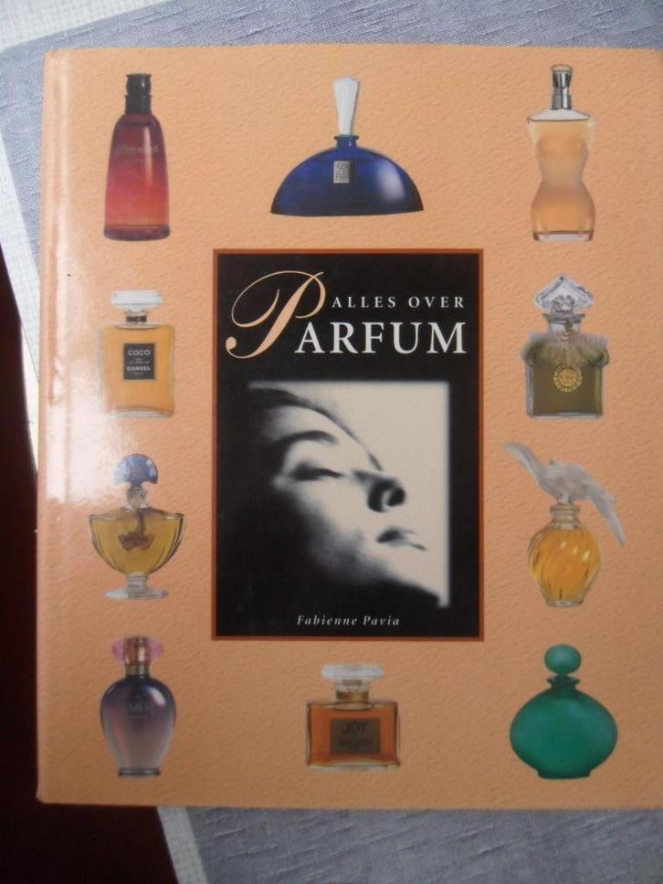 alles over parfum, Boeken, Hobby en Vrije tijd, Zo goed als nieuw, Ophalen of Verzenden