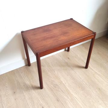 Vintage bijzettafel / salontafel in teak beschikbaar voor biedingen
