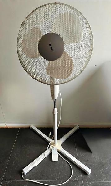 Ventilator met afstandsbediening op voet voor slechts 10€€ beschikbaar voor biedingen
