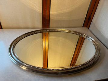 Antieke spiegel met decoratieve lijst beschikbaar voor biedingen