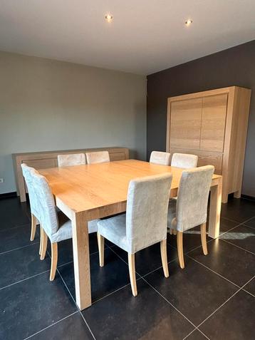 Massief eiken eetkamer – tafel, 8 stoelen, dressoir & kast beschikbaar voor biedingen