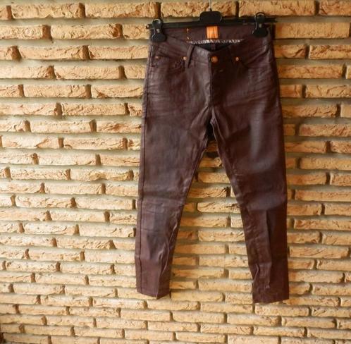 (62)- jeans femme t.XS bordeaux - hugo boss -, Kleding | Dames, Spijkerbroeken en Jeans, Zo goed als nieuw, W27 (confectie 34) of kleiner