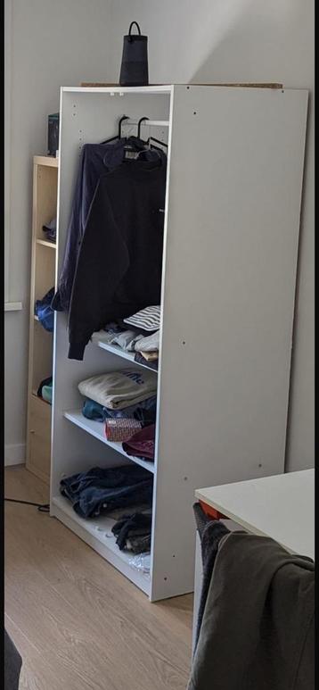 Kleerkast voor een paar biertjes beschikbaar voor biedingen