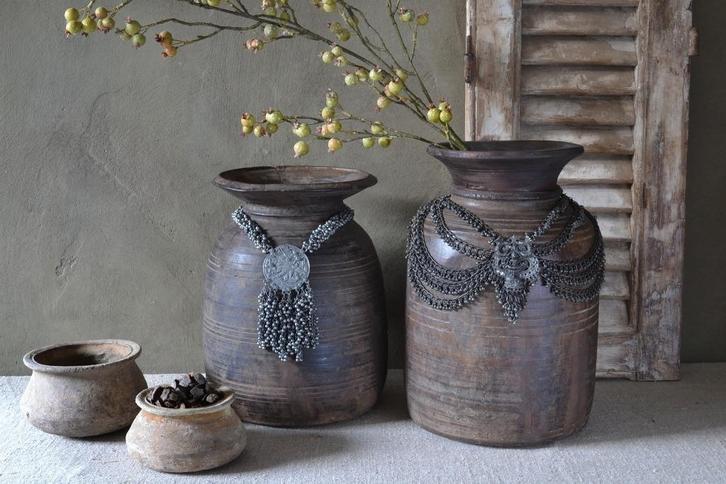 Oude Himachal pot/Nepalese kruik met etnische ketting, Huis en Inrichting, Woonaccessoires | Vazen, Gebruikt, Overige kleuren
