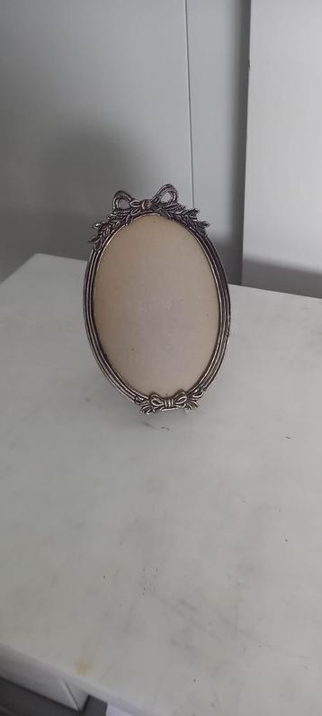 Ovale vintage fotolijst met strikdecoratie beschikbaar voor biedingen