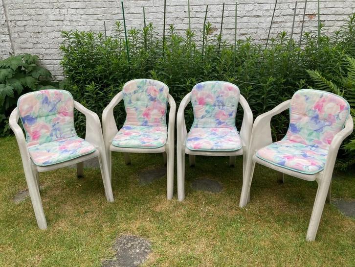5 witte tuinstoelen + 6 kussens, Tuin en Terras, Tuinstoelen, Gebruikt, Kunststof, Stapelbaar, Ophalen