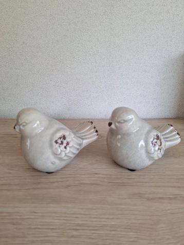2 stenen vogeltjes beschikbaar voor biedingen