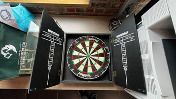 Winmau dartbord in kast beschikbaar voor biedingen