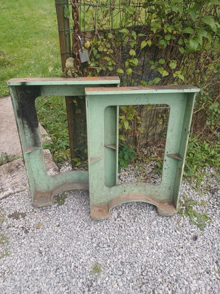 Pieds en fonte de type industriel (x2), Bricolage & Construction, Métaux, Utilisé, Autres métaux, Enlèvement