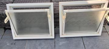 Te koop nog zo goed als nieuw Raampjes witte PVC dobel glas  beschikbaar voor biedingen