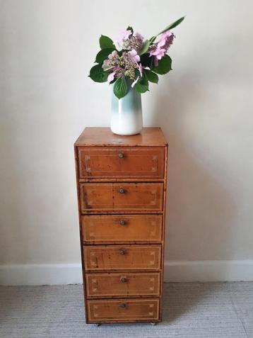 Franse vintage ladekast bekleed met leder met goudfolie beschikbaar voor biedingen