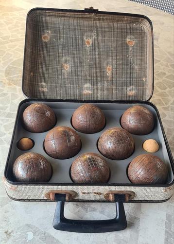 authentieke petanqueballen in originele kistje beschikbaar voor biedingen