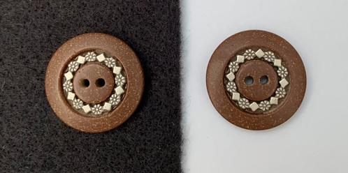 Bruine knopen met metalen inzetstuk - bloemen-2 gaten-22 mm, Hobby en Vrije tijd, Naaien en Fournituren, Ophalen of Verzenden