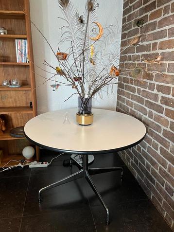 Table design Charles & Ray Eames beschikbaar voor biedingen