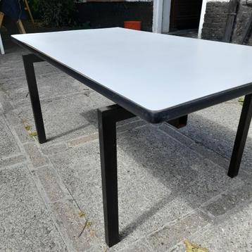 Vintage salontafel beschikbaar voor biedingen