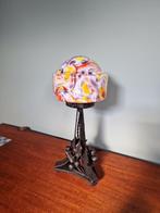 Art Deco tafellamp van smeedijzer en veelkleurige opaline, Antiek en Kunst, Ophalen of Verzenden