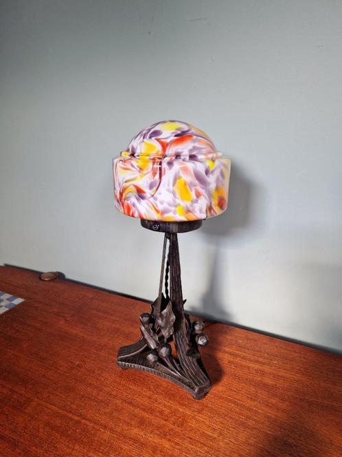 Art Deco tafellamp van smeedijzer en veelkleurige opaline, Antiek en Kunst, Antiek | Verlichting, Ophalen of Verzenden