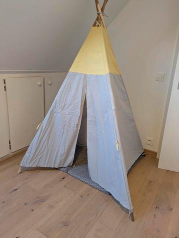 Ikea tipi met 2 vloermatten beschikbaar voor biedingen