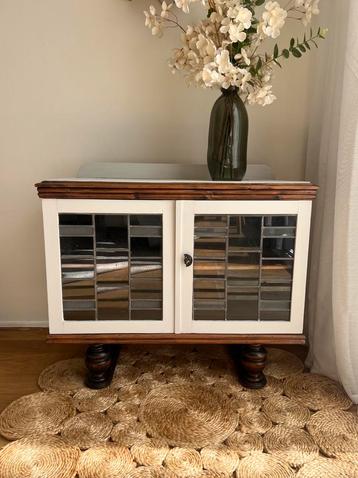Gerestyled vintage kastje | glas-in-lood beschikbaar voor biedingen
