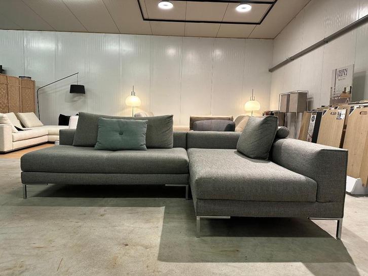 ZGAN Design on Stock Aikon Lounge Hoekbank – NP: €7.500, Huis en Inrichting, Zetels | Zetels, Zo goed als nieuw, Hoekbank, Vierpersoons of meer