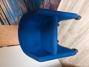 2 Blauwe en 2 zwarte stoelen  beschikbaar voor biedingen