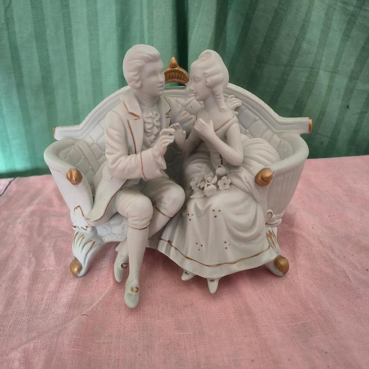 Beeldje van "Graaf & gravin op een sofa", Verzamelen, Beelden en Beeldjes, Gebruikt, Mens, Ophalen