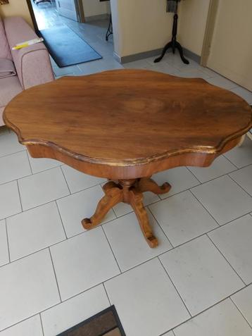 Tafel in hout  beschikbaar voor biedingen