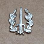 Belgische Politie pet insigne zilverkleurig - 3,5 x 3 cm , Ophalen of Verzenden, Embleem of Badge