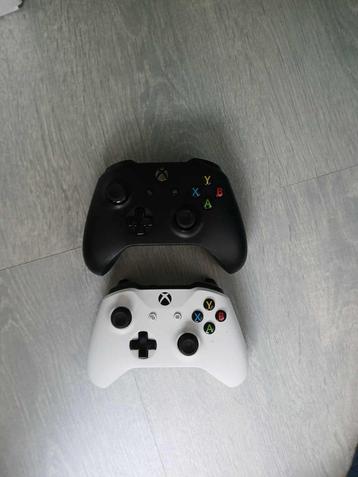TTT xbox one controllers black/white beschikbaar voor biedingen