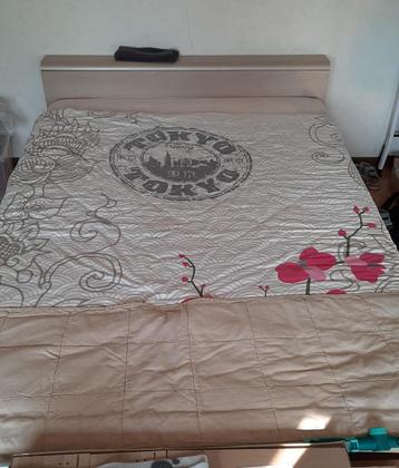 Mooi tweepersoons bed beschikbaar voor biedingen
