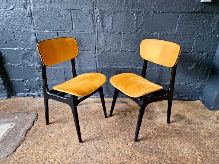2 vintage stoelen in zwart gelakt hout en mosterdstof, 1960, Antiek en Kunst, Antiek | Meubels | Stoelen en Sofa's, Ophalen