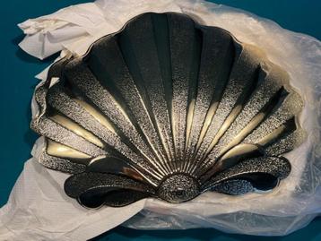 8 Goud kleurige onder leggers in schelp vorm beschikbaar voor biedingen