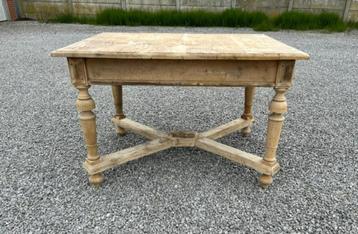 Antieke grenen tafel met kruispoten beschikbaar voor biedingen