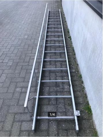 Brandladder met zijleuning beschikbaar voor biedingen