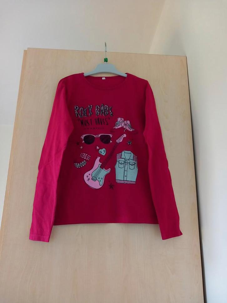 Donkerroze longsleeve met print maat 9/10, zeer goede staat, Kinderen en Baby's, Kinderkleding | Maat 134, Zo goed als nieuw, Meisje