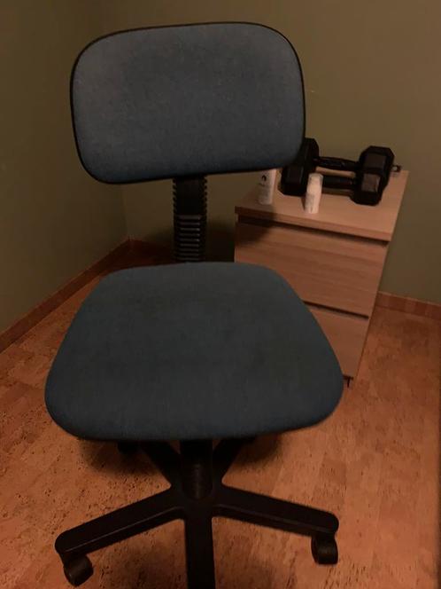 Bureaustoel in blauwe stof met nieuwe wielen, Maison & Meubles, Chaises de bureau, Utilisé, Chaise de bureau, Enlèvement