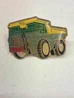 Geëmailleerde reversspeld badge Dart Dump Truck constructieg, Ophalen of Verzenden, Zo goed als nieuw
