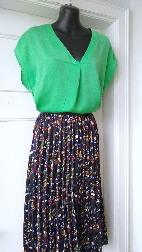 CKS zachtgroen bloesje met v-nek, mt S (oversize), Kleding | Dames, Blouses en Tunieken, Zo goed als nieuw, Maat 36 (S), Groen