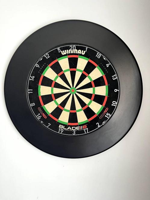 Complete dartset in topstaat - Winmau Blade 6 Triple Core, Sport en Fitness, Darts, Gebruikt, Dartbord, Ophalen