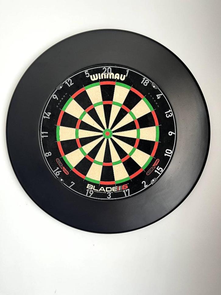 Complete dartset in topstaat - Winmau Blade 6 Triple Core, Sport en Fitness, Darts, Gebruikt, Dartbord, Ophalen