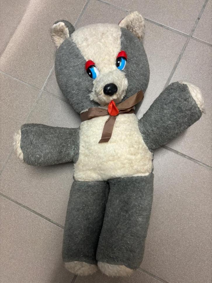 Beer  grijs met wit 55 cm lang jaren 80, Kinderen en Baby's, Speelgoed | Knuffels en Pluche, Zo goed als nieuw, Beer, Ophalen of Verzenden