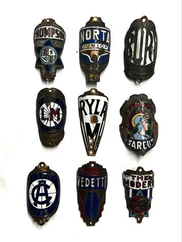 9 emaille kopmerken of balhoofdplaatjes , headbadges beschikbaar voor biedingen