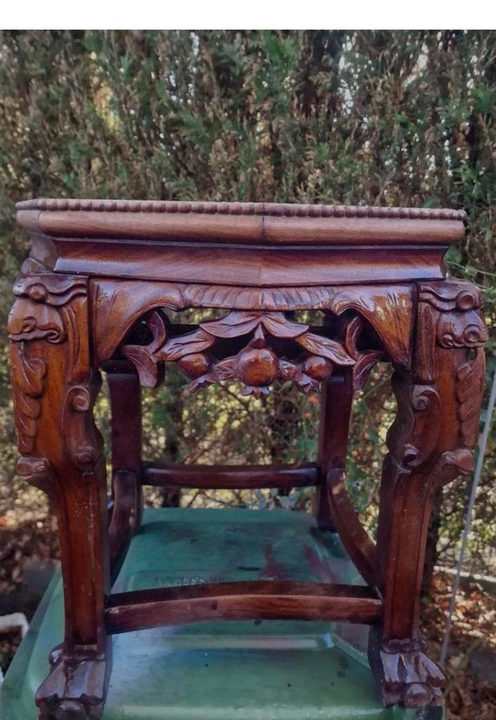 Chinese bijzettafel in rozenhout met marmeren blad, Ophalen