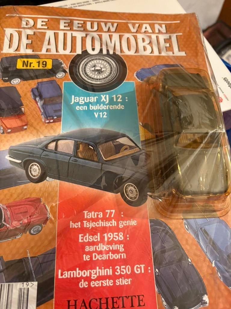 Solido -Jaguar XJ12+magene Eeuw vd automobiel +, Hobby en Vrije tijd, Modelauto's | 1:43, Ophalen of Verzenden, Zo goed als nieuw