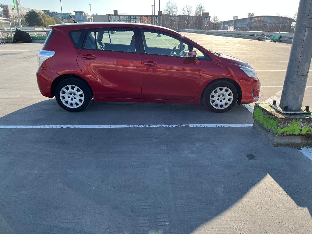 Toyota Verso 1.6d 82kw 5pl 197000km__Nouvelle Chaîne__!! !, Autos, Toyota, Rouge, Euro 5, Achat, 82 kW