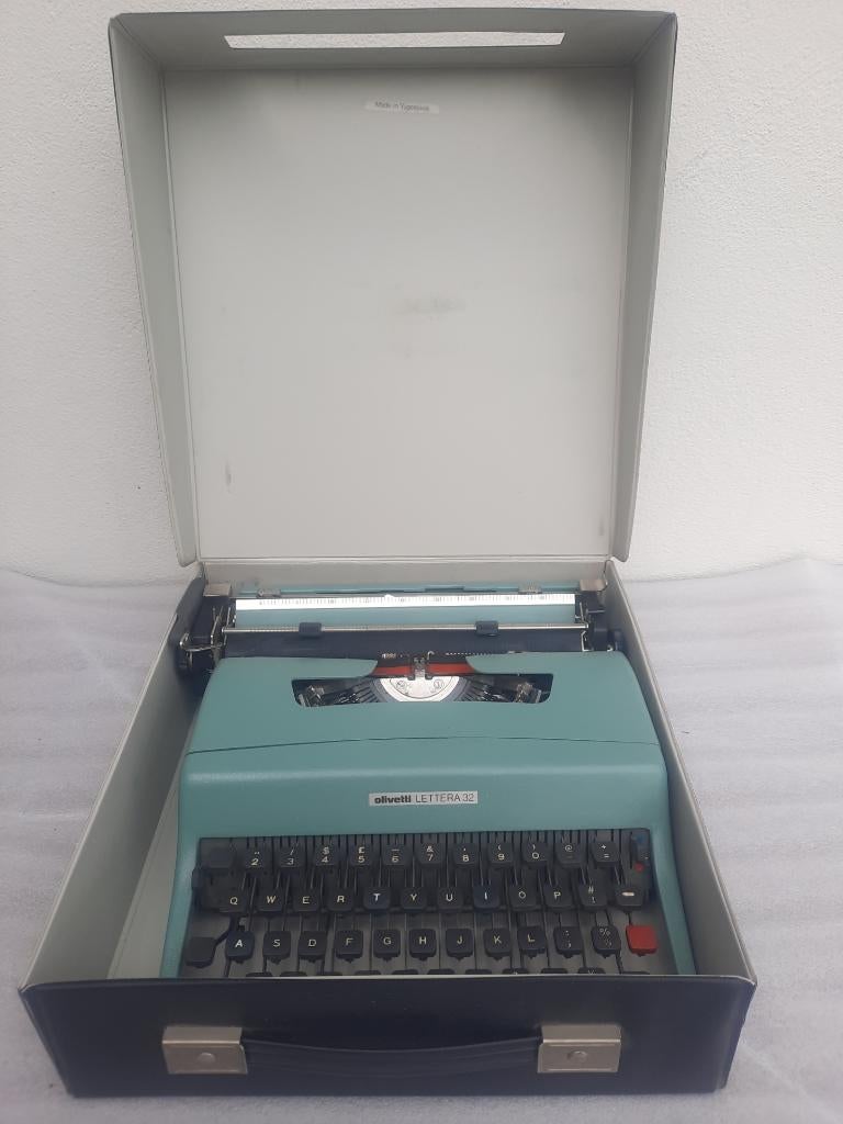 oude typmachine OLIVETTA LETTERA 32 Made in Yougoslavia, Antiek en Kunst, Ophalen