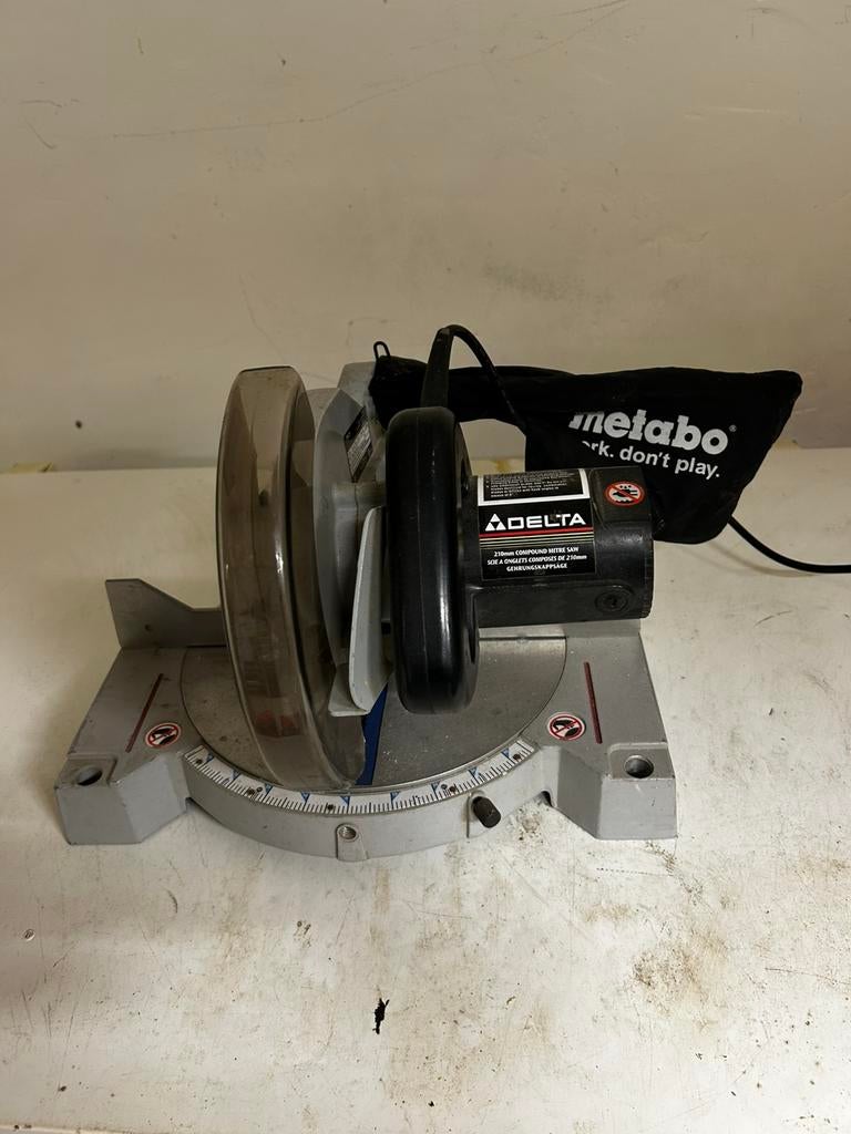 scie a onglet delta, 600 à 1200 watts, Scie à onglet, 30 à 70 mm, Enlèvement